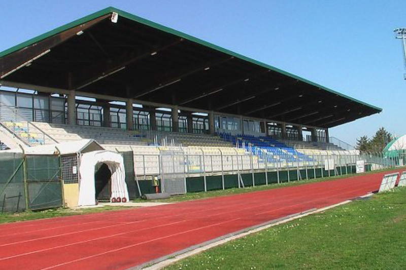 la tribuna dello stadio Mazzola di Santarcangelo